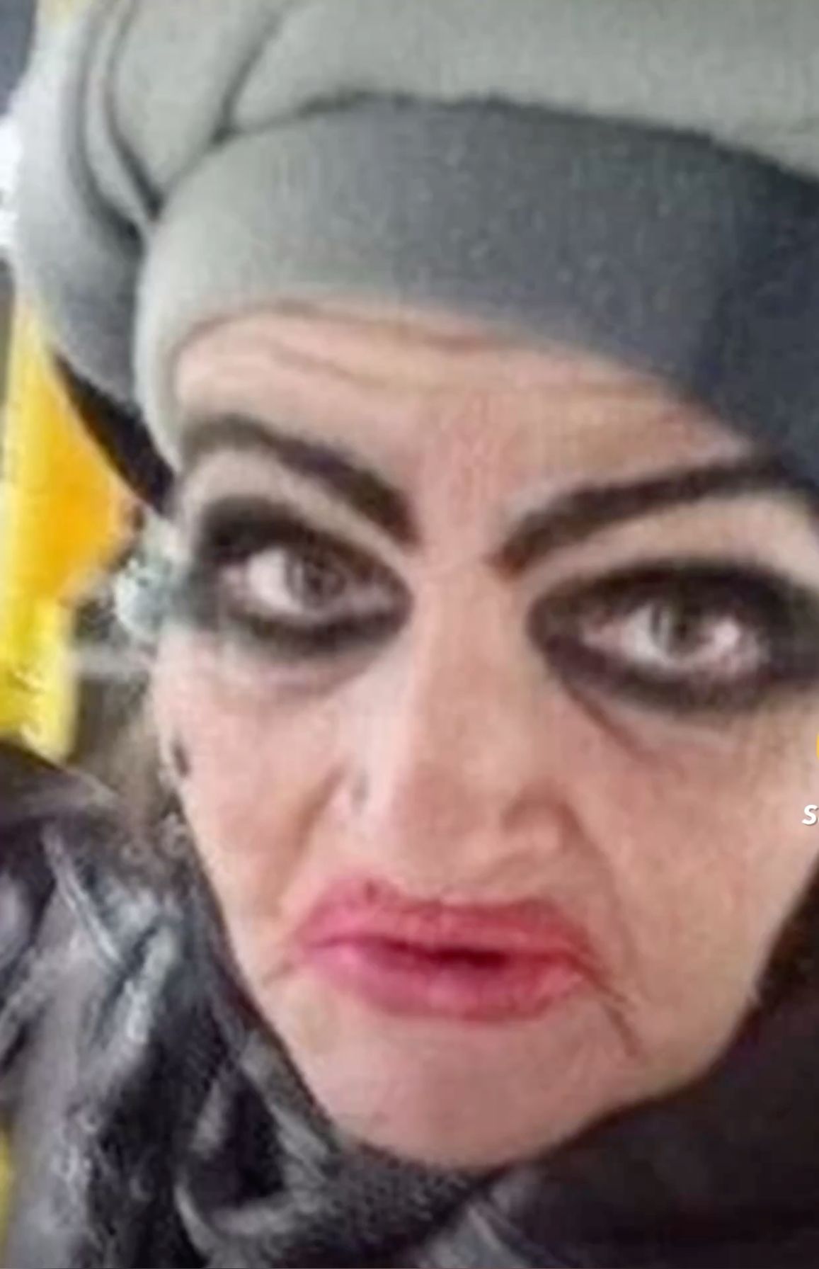 Держите бабушку