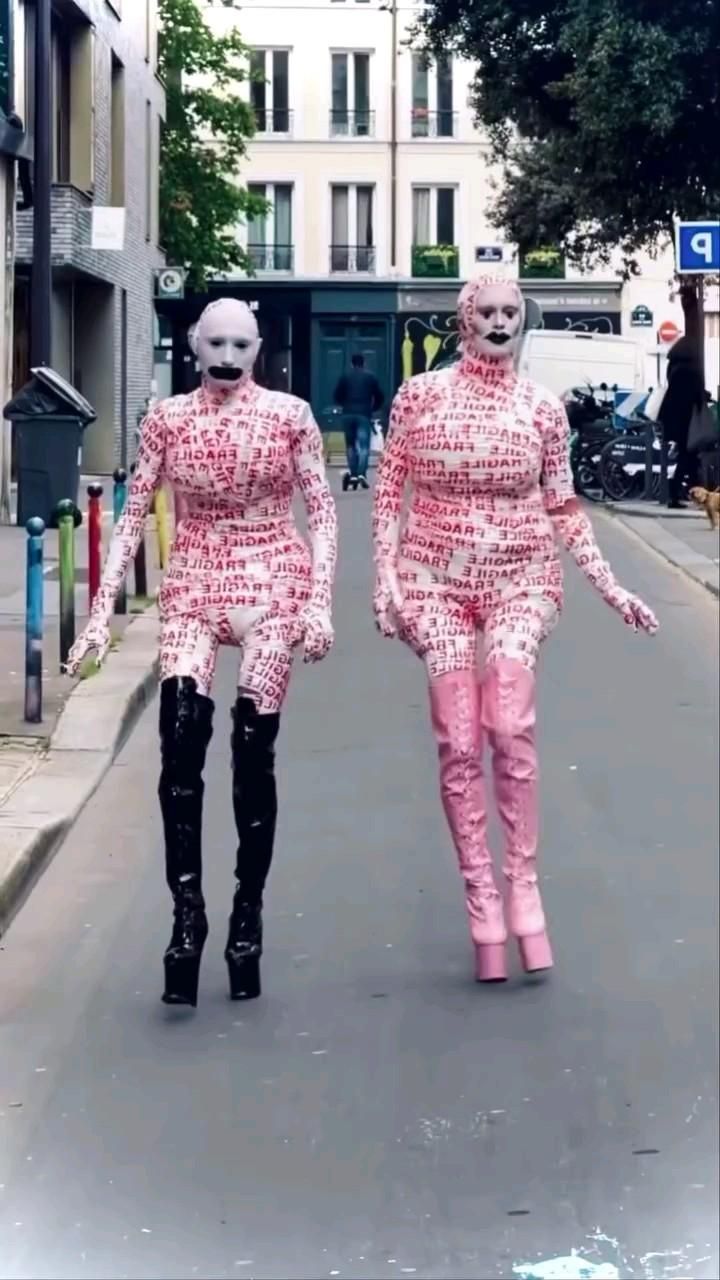 Кто вы? Что вы такое? Одни вопросы… Не знаю почему, но ржу)